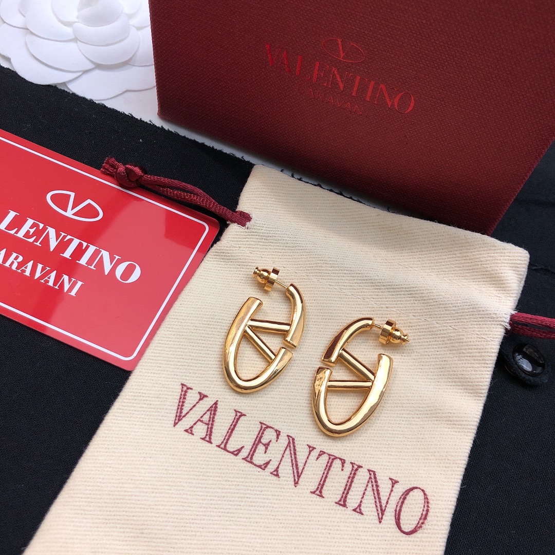 Valentino’s Bold Style: Heavy Earrings and Fire Network on Page 275 - 图片 7