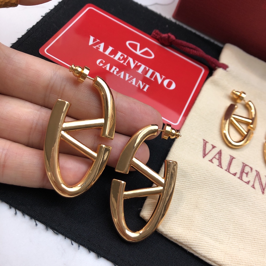Valentino’s Bold Style: Heavy Earrings and Fire Network on Page 275 - 图片 2