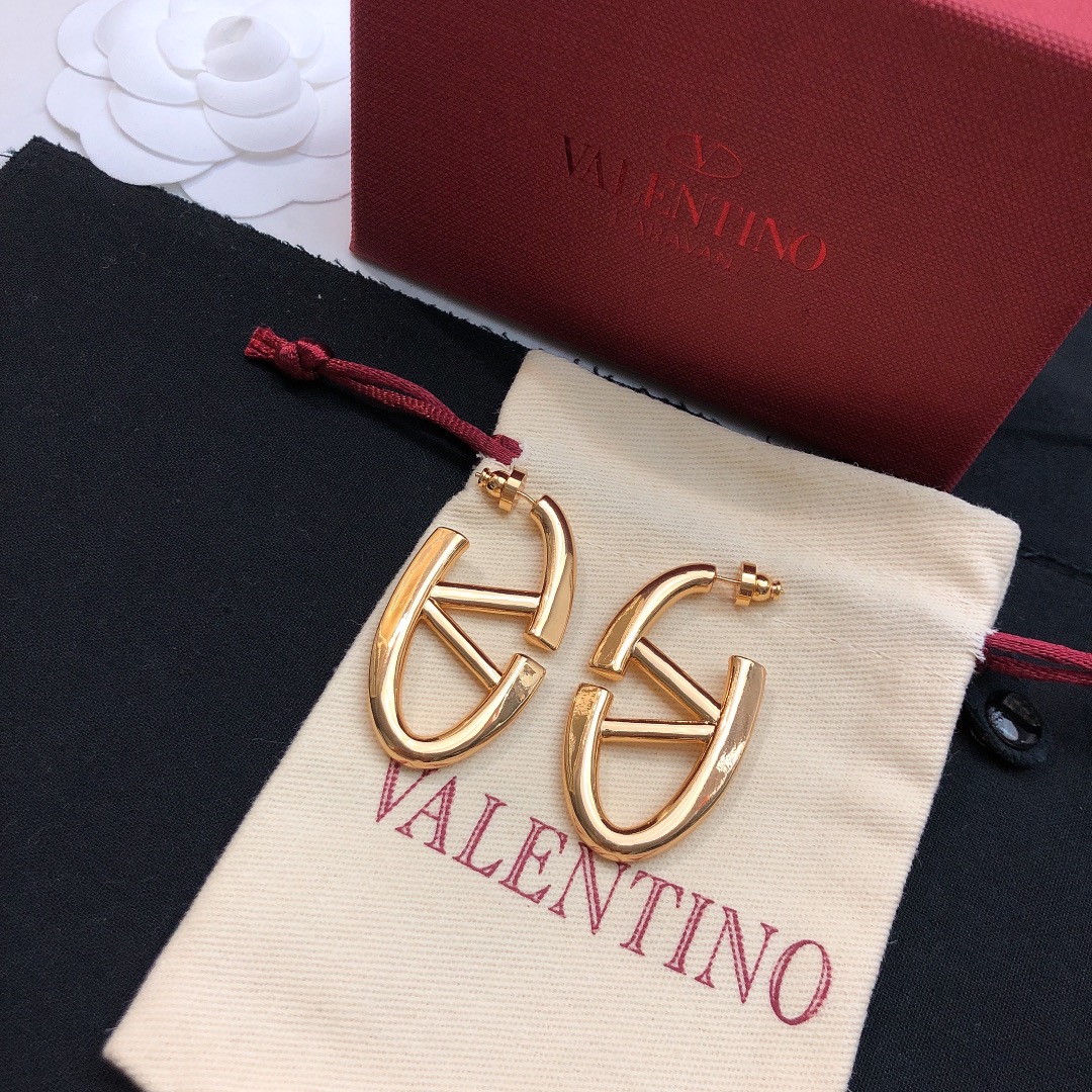 Valentino’s Bold Style: Heavy Earrings and Fire Network on Page 275 - 图片 5