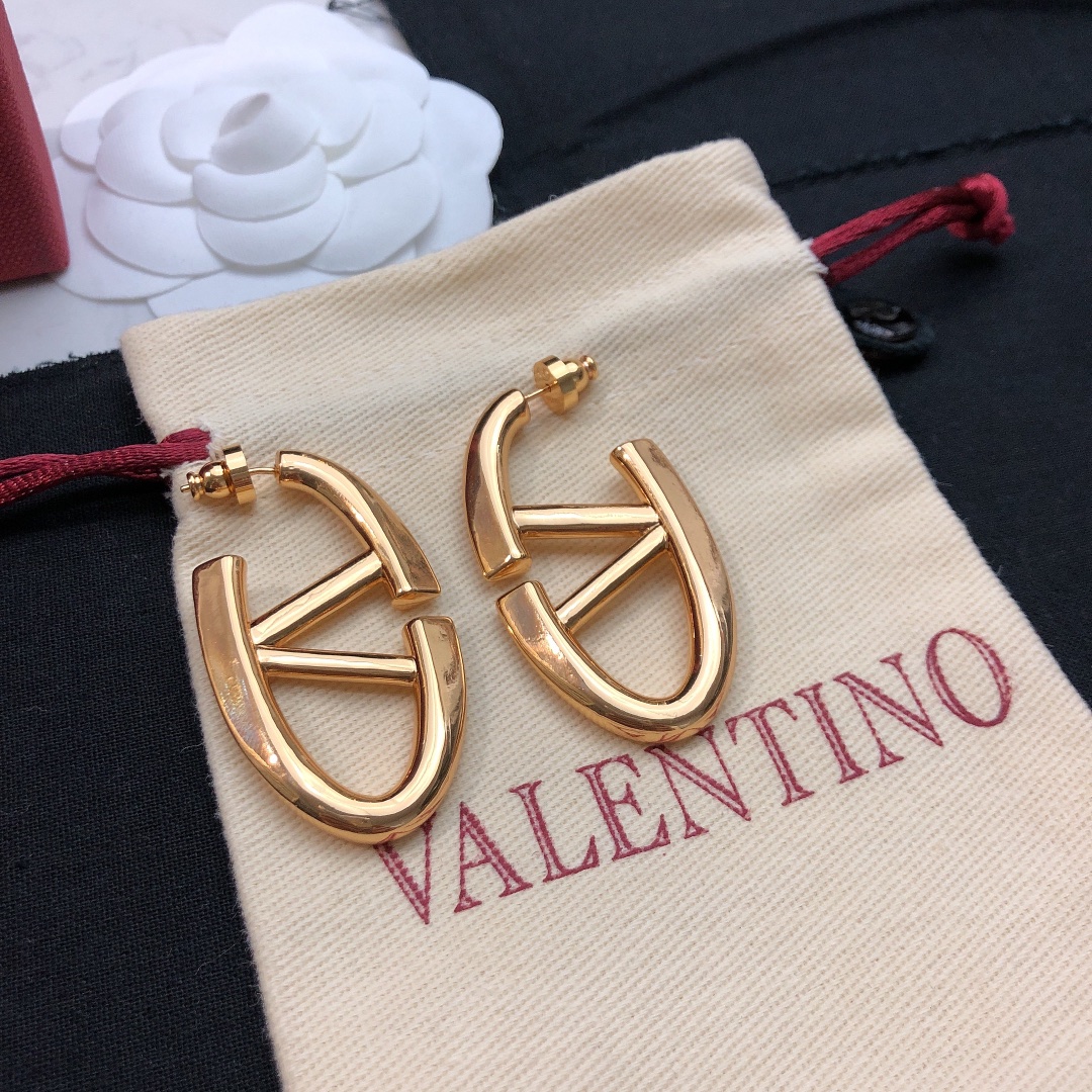 Valentino’s Bold Style: Heavy Earrings and Fire Network on Page 275 - 图片 6
