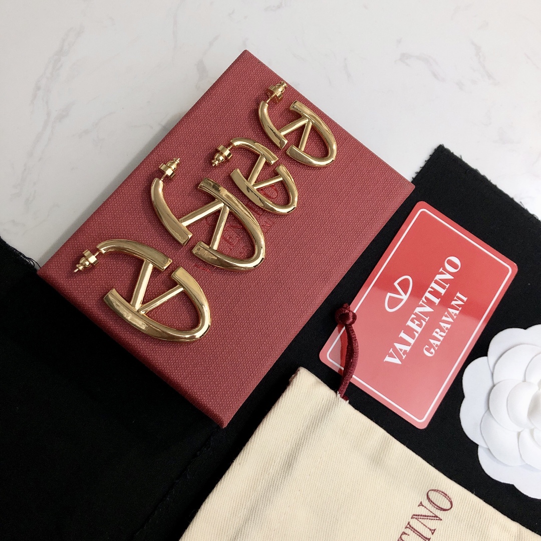 Valentino’s Bold Style: Heavy Earrings and Fire Network on Page 275 - 图片 1