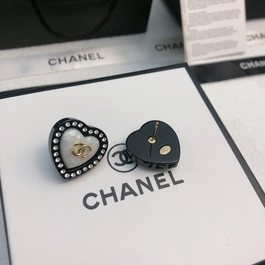【今日新款】🛍香奈儿耳钉热销款。爆上新🆕🆕🆕 一致官网😎CHAN 24 心形树脂耳钉🤑耳环设计独特，具有