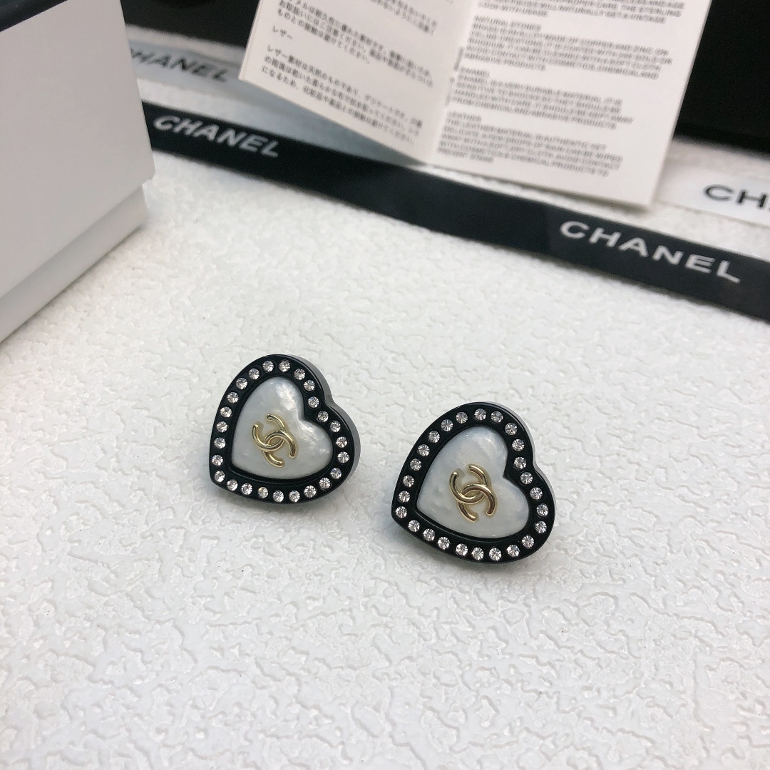 【今日新款】🛍香奈儿耳钉热销款。爆上新🆕🆕🆕 一致官网😎CHAN 24 心形树脂耳钉🤑耳环设计独特，具有