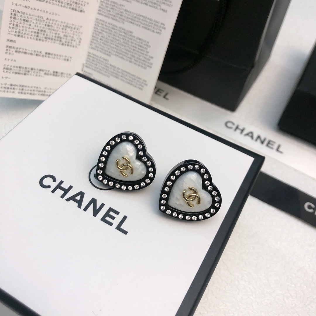 【今日新款】🛍香奈儿耳钉热销款。爆上新🆕🆕🆕 一致官网😎CHAN 24 心形树脂耳钉🤑耳环设计独特，具有