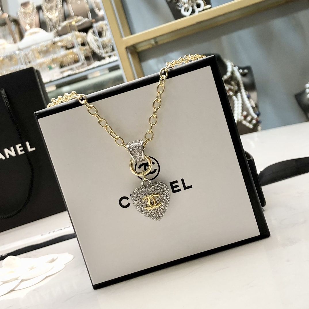 chanel gold crystal cc round pendant necklace
