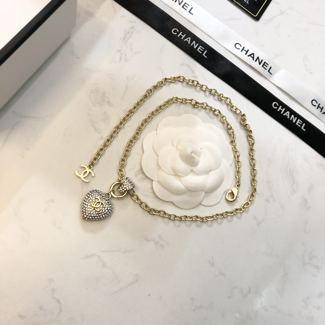 chanel gold crystal cc round pendant necklace