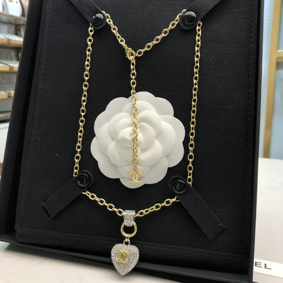 chanel gold crystal cc round pendant necklace