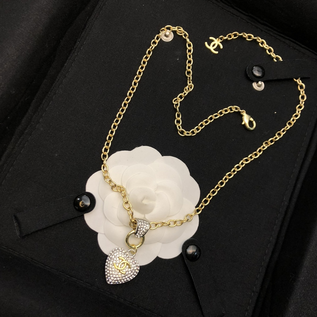 chanel gold crystal cc round pendant necklace