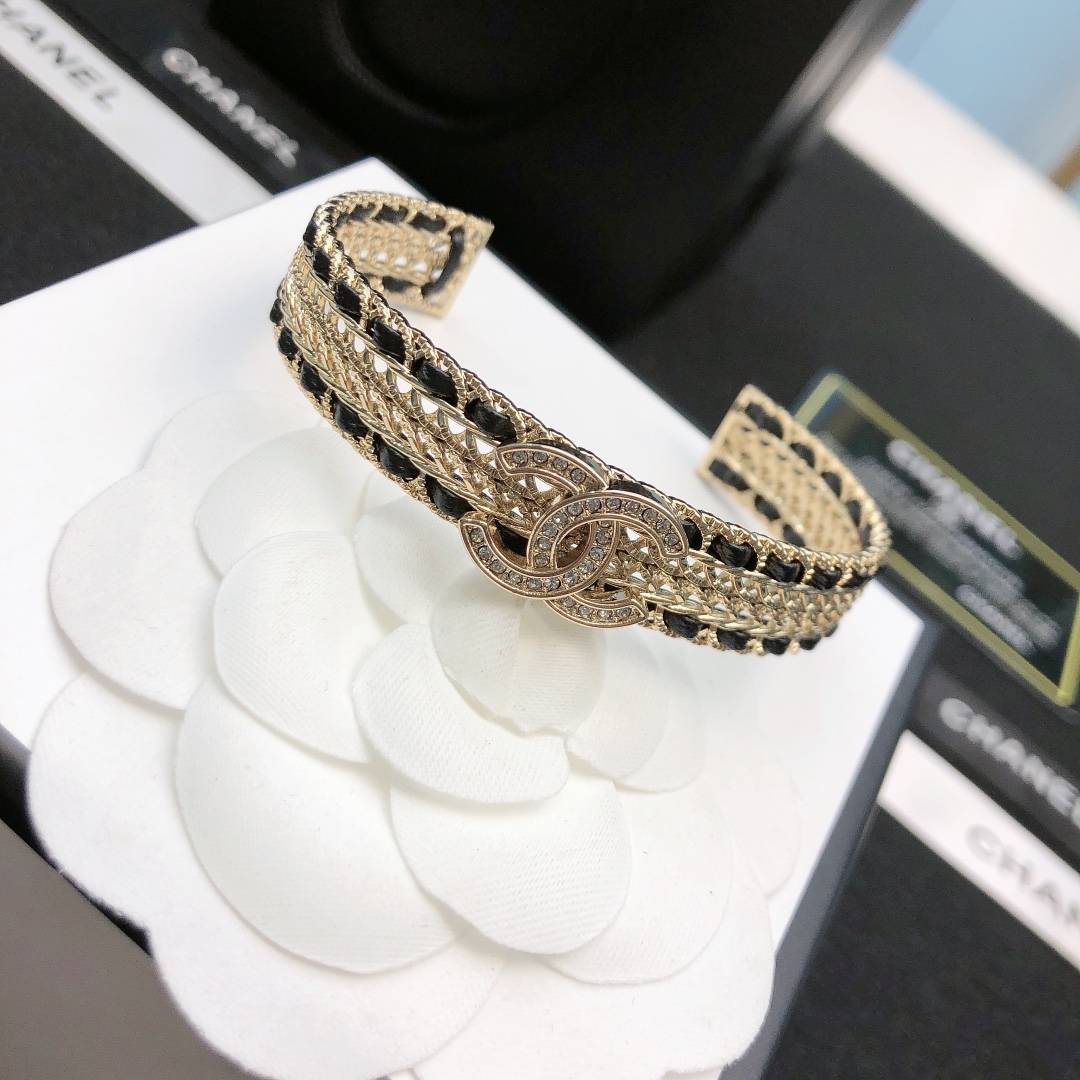 香奈儿手镯超精致blingbling女神气质高端黄铜材质不过敏不褪色精美工艺经典至极的魅物性价比高必备必