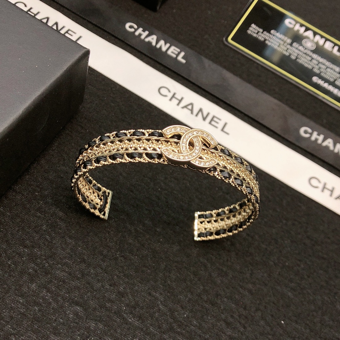 香奈儿手镯超精致blingbling女神气质高端黄铜材质不过敏不褪色精美工艺经典至极的魅物性价比高必备必