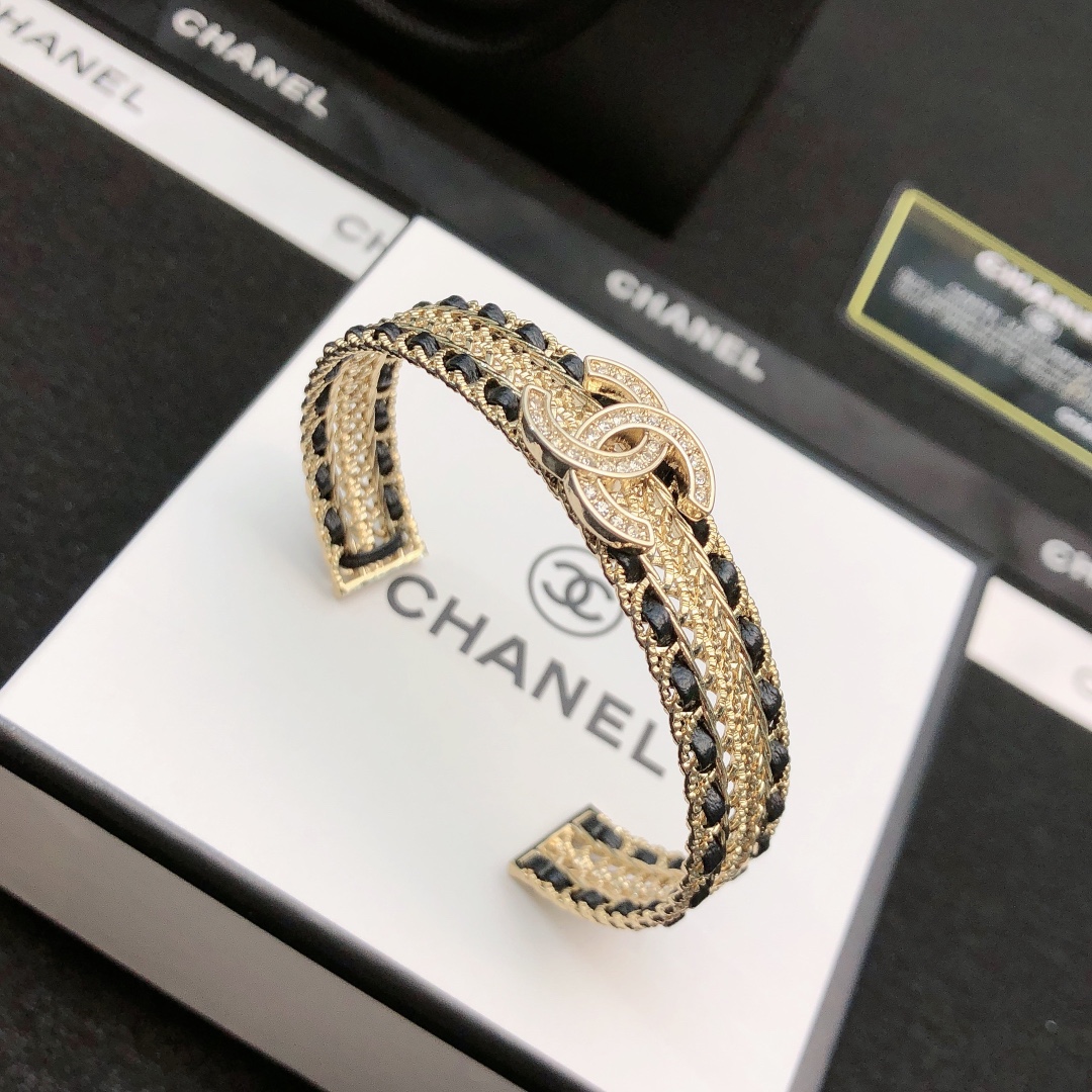 香奈儿手镯超精致blingbling女神气质高端黄铜材质不过敏不褪色精美工艺经典至极的魅物性价比高必备必