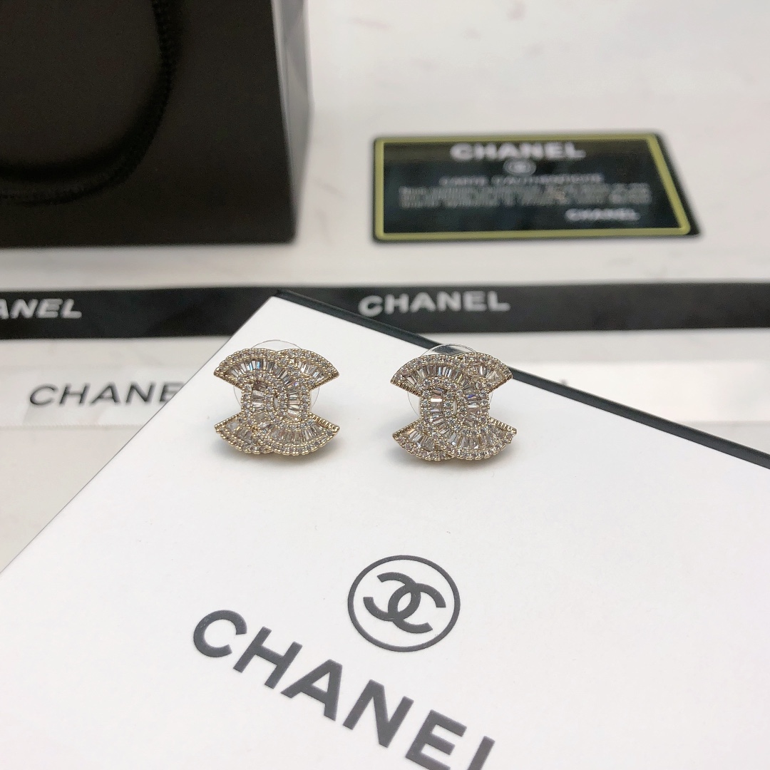 Chanel Chanel香奈儿耳钉 款 市面 1:1款式开模 同黄铜材质小香 Logo香奈儿耳钉女神 显脸瘦