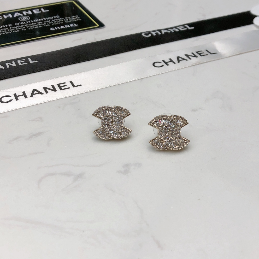 Chanel Chanel香奈儿耳钉 款 市面 1:1款式开模 同黄铜材质小香 Logo香奈儿耳钉女神 显脸瘦
