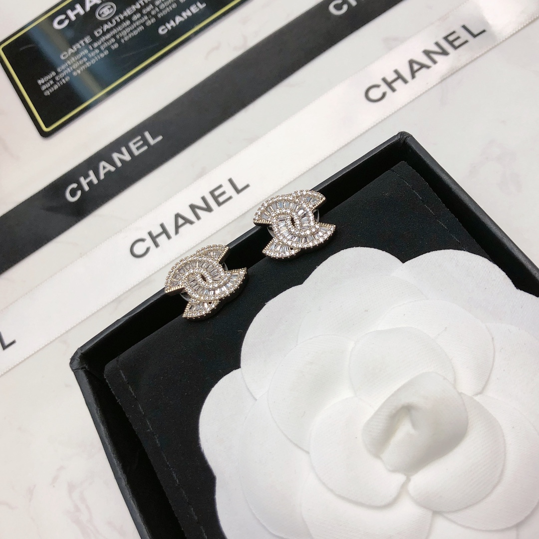 Chanel Chanel香奈儿耳钉 款 市面 1:1款式开模 同黄铜材质小香 Logo香奈儿耳钉女神 显脸瘦