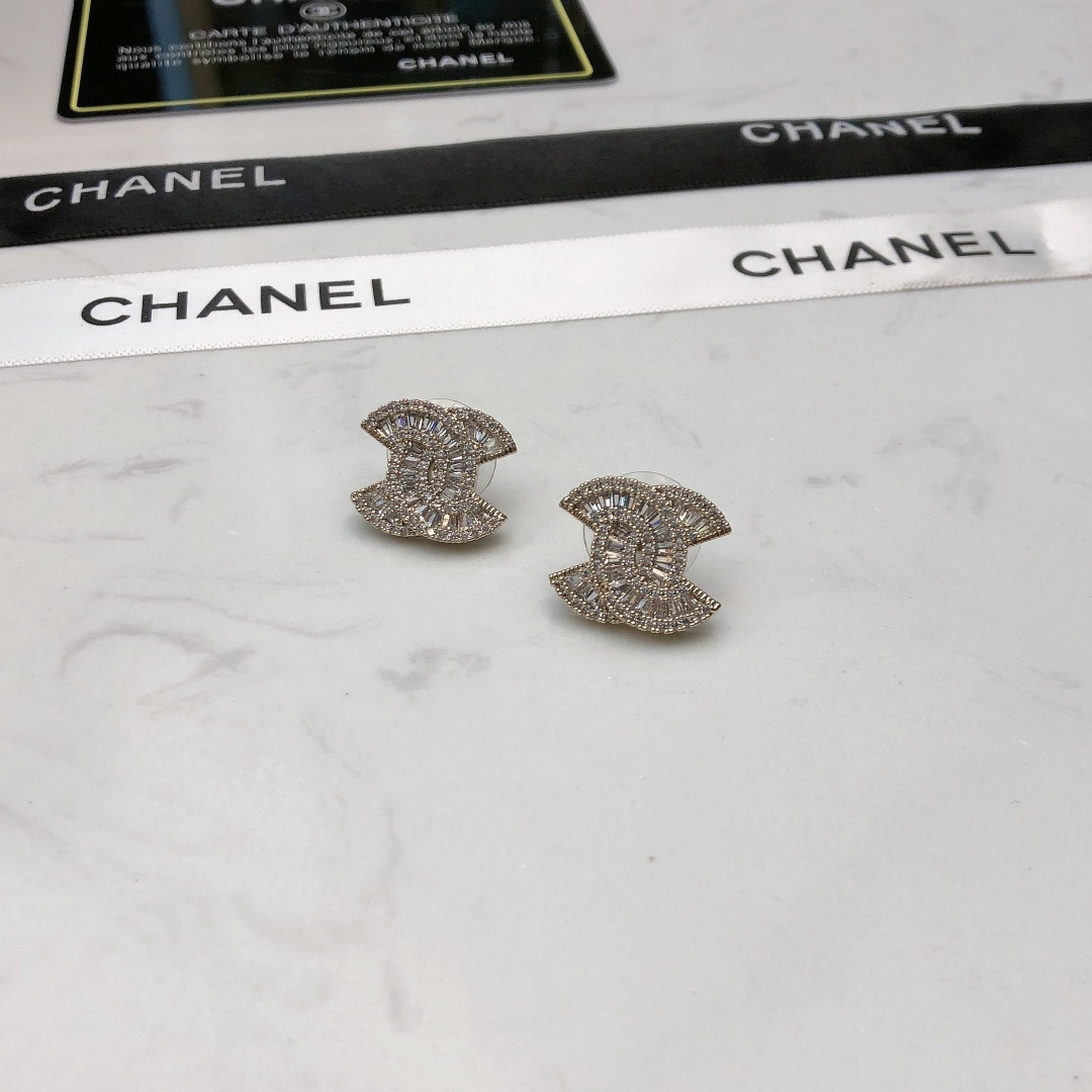 Chanel Chanel香奈儿耳钉 款 市面 1:1款式开模 同黄铜材质小香 Logo香奈儿耳钉女神 显脸瘦
