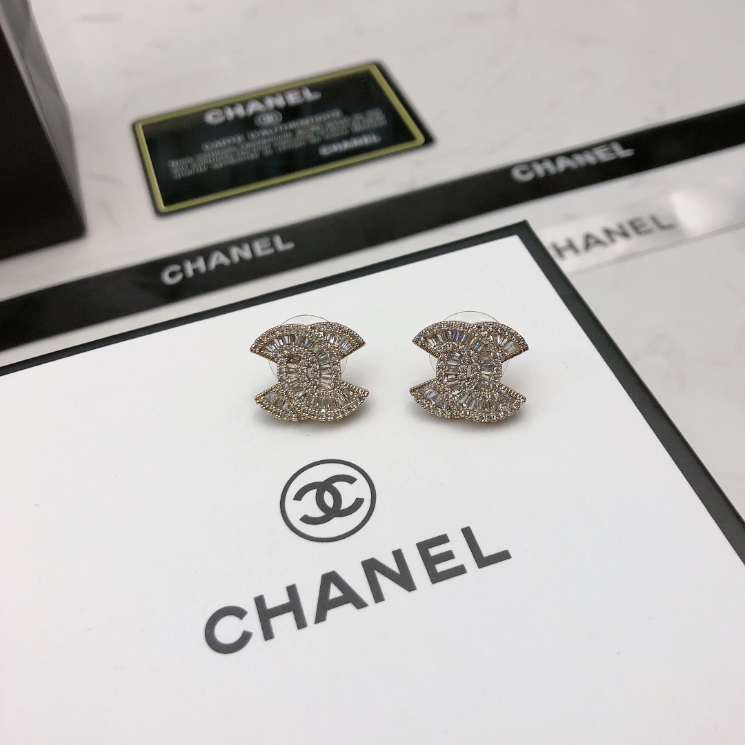 Chanel Chanel香奈儿耳钉 款 市面 1:1款式开模 同黄铜材质小香 Logo香奈儿耳钉女神 显脸瘦