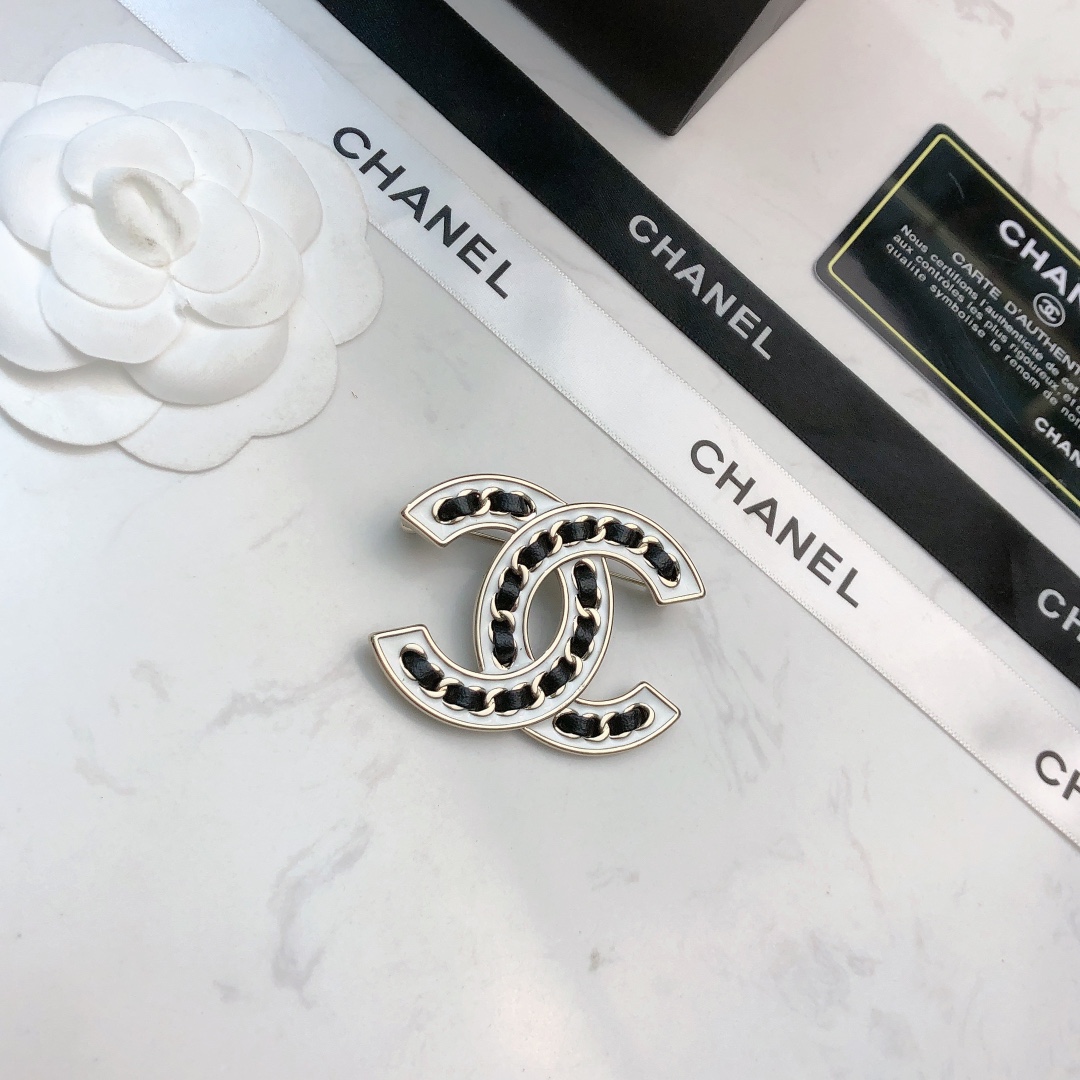 chanel multicolor strass cc brooch
