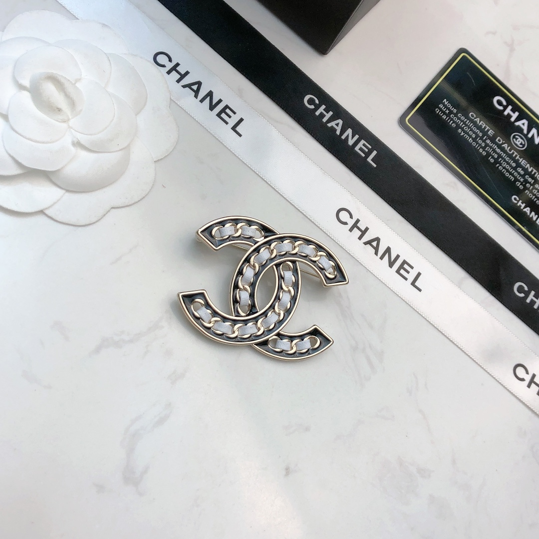 chanel multicolor strass cc brooch