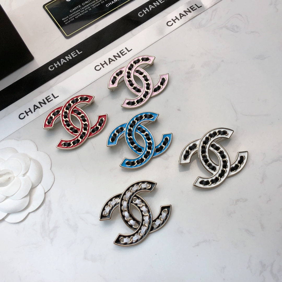 chanel multicolor strass cc brooch