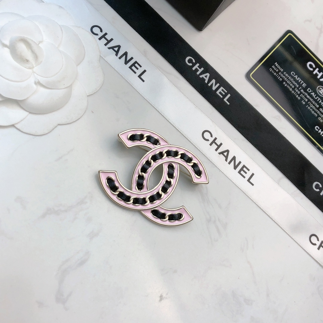 chanel multicolor strass cc brooch