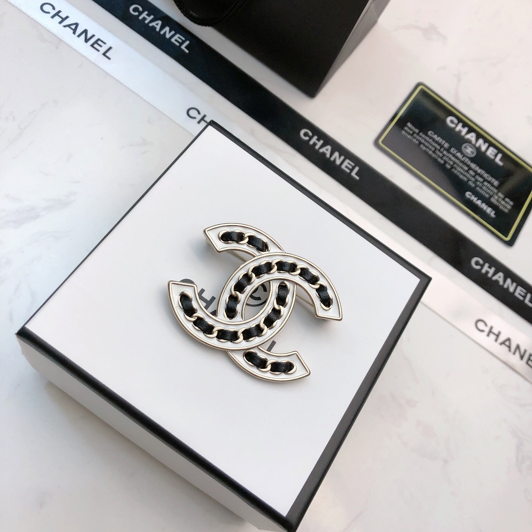 chanel multicolor strass cc brooch