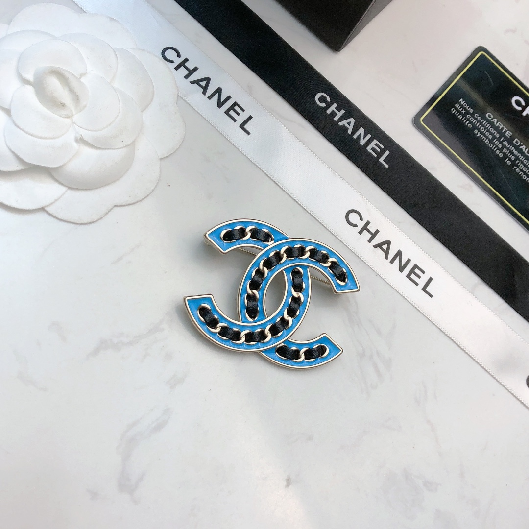 chanel multicolor strass cc brooch