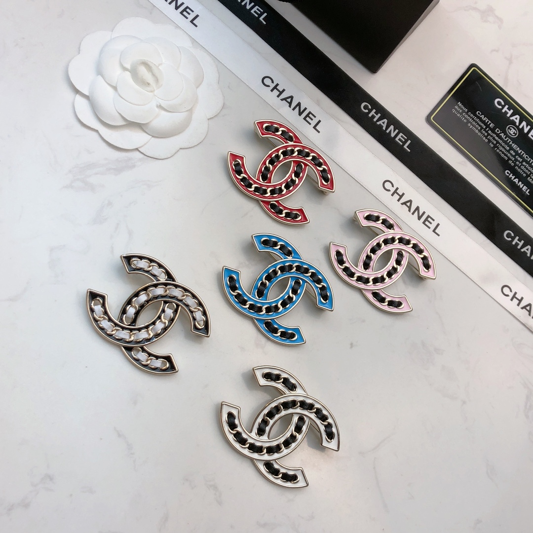 chanel multicolor strass cc brooch