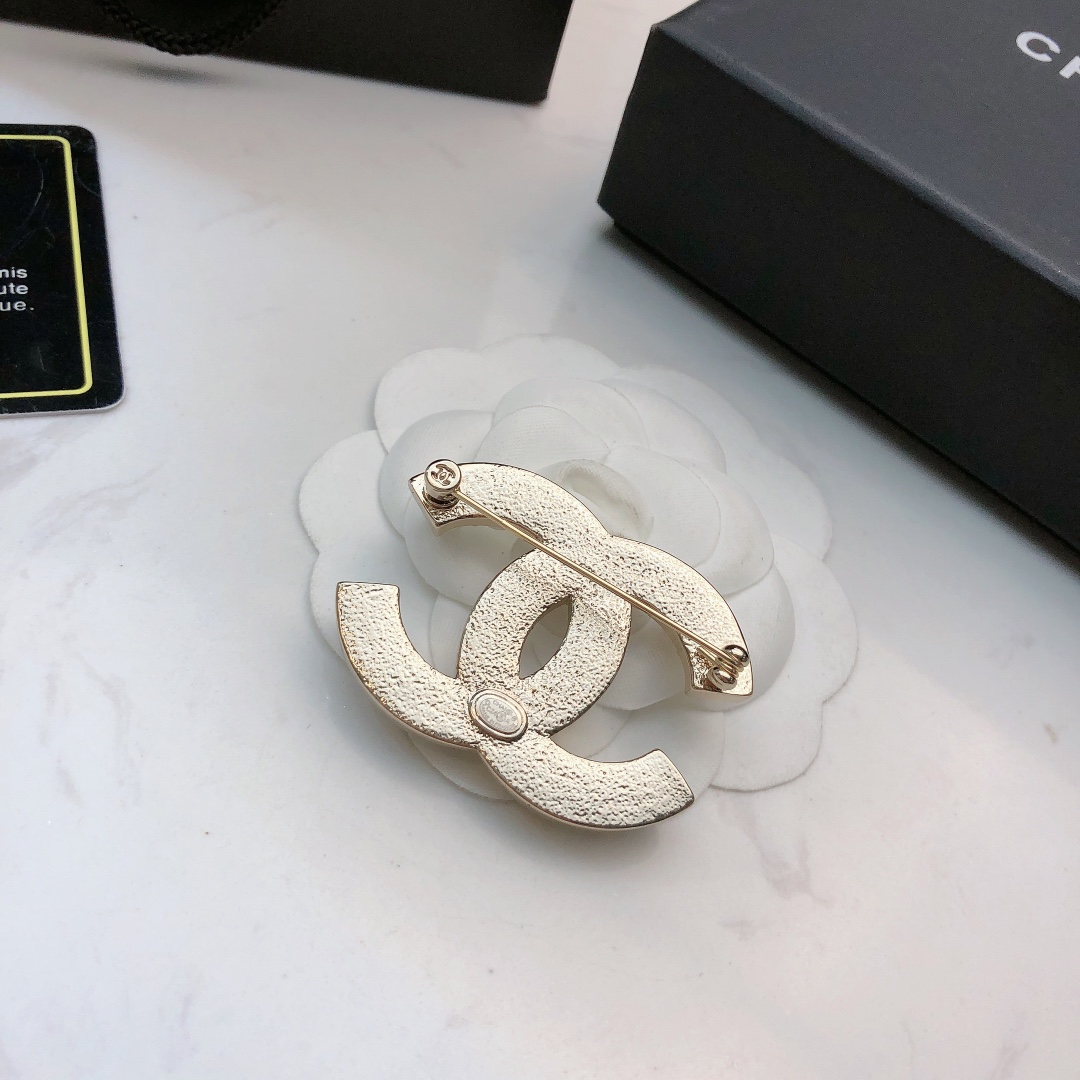 p90
 香奈儿 新款胸针出货  🇳🇱原版材质专柜同步新款选几款心仪的首饰来点缀美美的你💓 [色]超级百搭好推荐👍又一心动款💗‼️ 赚足回头率！必入爆款．
