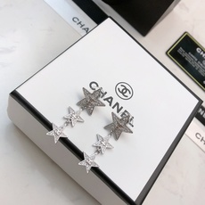 🛍【CHANEL】🇪🇬🛍专柜最新款同步上新❣🛍香奈儿耳钉火热爆款来袭🤑🤑🛍大牌香奶奶这个品牌在时尚女性当 🛍【CHANEL】🇪🇬🛍专柜最新款同步上新❣🛍香奈儿耳钉火热爆款来袭🤑🤑🛍大牌香奶奶这个品牌在时尚女性当