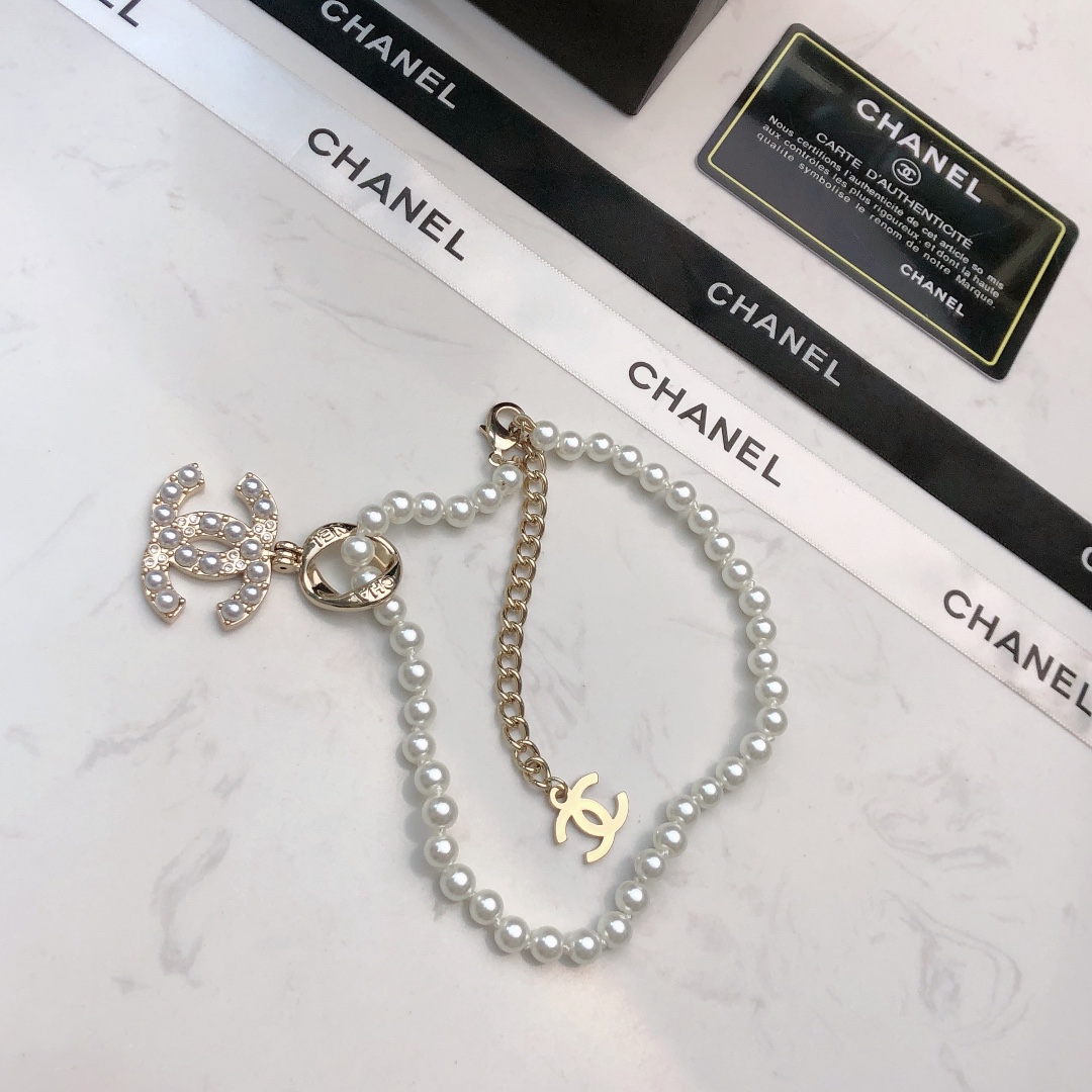 P58.香奈儿CHANEL珍珠项链，黄铜材质🛍官网精选款‼️独家高端品质实拍图‼️代购级别‼️做工精致细腻👍重工版本😎超级仙女唯美的一款🧐做工超级细心无漏洞🤩逛街 约会 上班都可以很好的搭配🌟❤️04038096