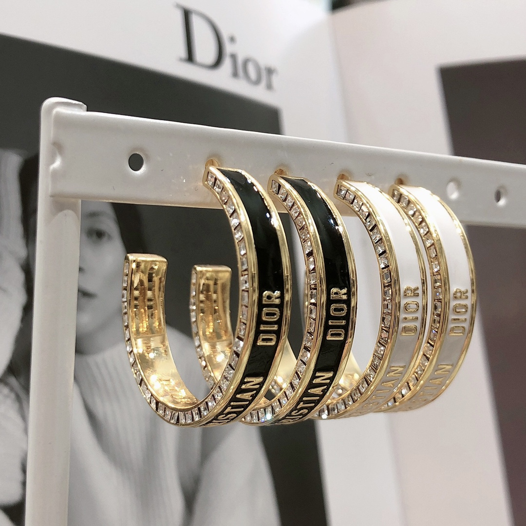 💞DIOR 迪奥耳钉  专柜一致黄铜材质 火爆款出货 设计独特 复古前卫 美女必备 超级有质感  耳钉金