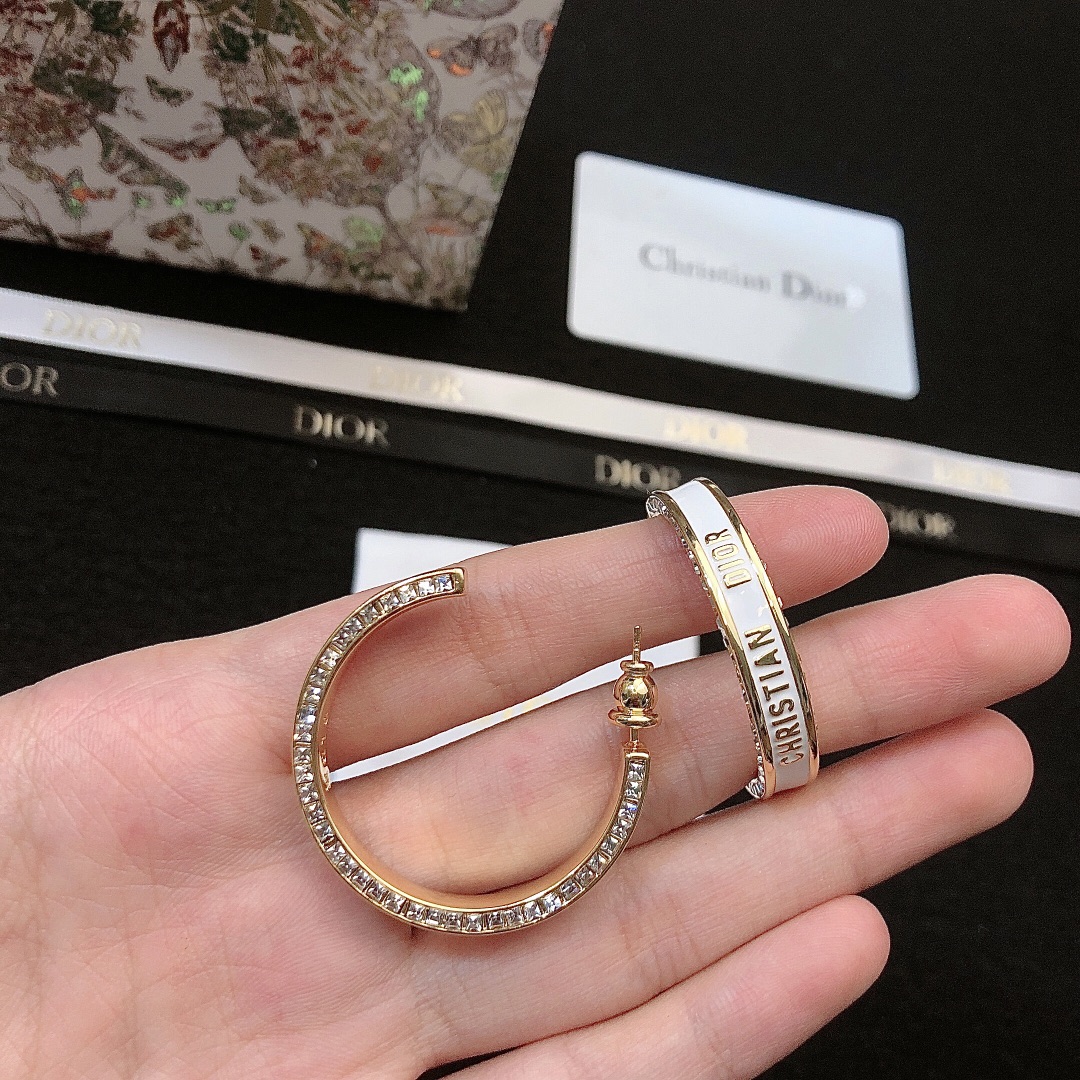 💞DIOR 迪奥耳钉  专柜一致黄铜材质 火爆款出货 设计独特 复古前卫 美女必备 超级有质感  耳钉金