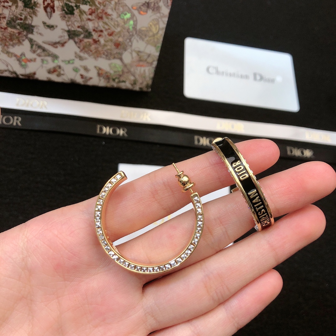 💞DIOR 迪奥耳钉  专柜一致黄铜材质 火爆款出货 设计独特 复古前卫 美女必备 超级有质感  耳钉金