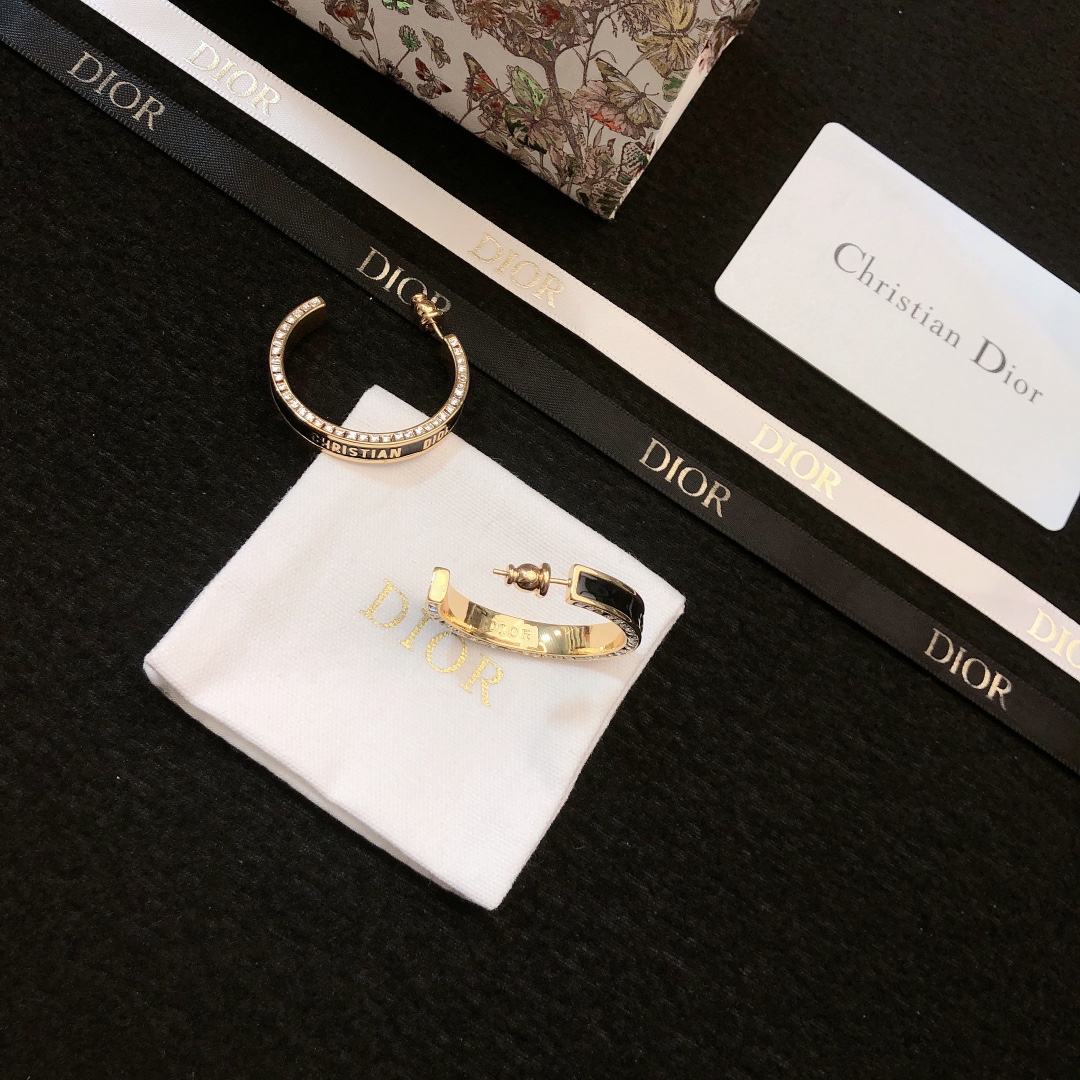 💞DIOR 迪奥耳钉  专柜一致黄铜材质 火爆款出货 设计独特 复古前卫 美女必备 超级有质感  耳钉金