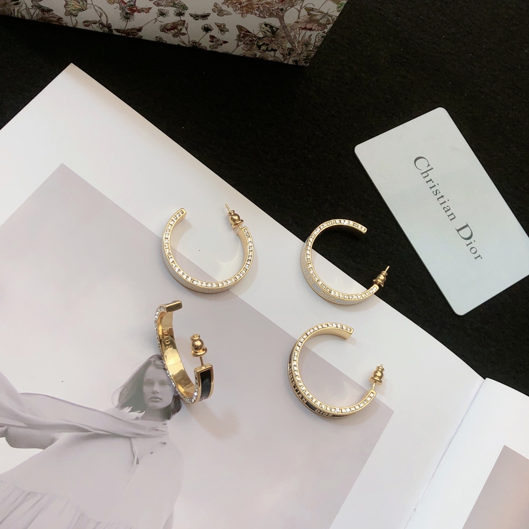 💞DIOR 迪奥耳钉  专柜一致黄铜材质 火爆款出货 设计独特 复古前卫 美女必备 超级有质感  耳钉金