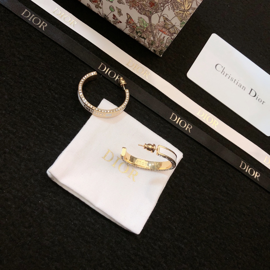 💞DIOR 迪奥耳钉  专柜一致黄铜材质 火爆款出货 设计独特 复古前卫 美女必备 超级有质感  耳钉金