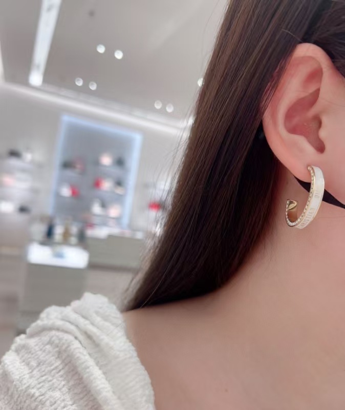 💞DIOR 迪奥耳钉  专柜一致黄铜材质 火爆款出货 设计独特 复古前卫 美女必备 超级有质感  耳钉金