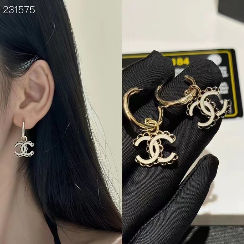 香奈儿耳钉热销。爆上新🆕🆕🆕😎CHAN 24 黑色珐琅花边双c弯钩耳钉🤓白色细闪双c搭配黑色珐琅小花边，
