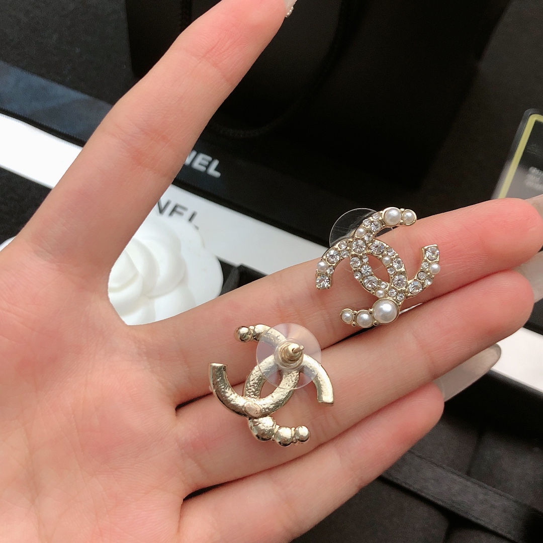 chanel silver crystal cc stud earrings