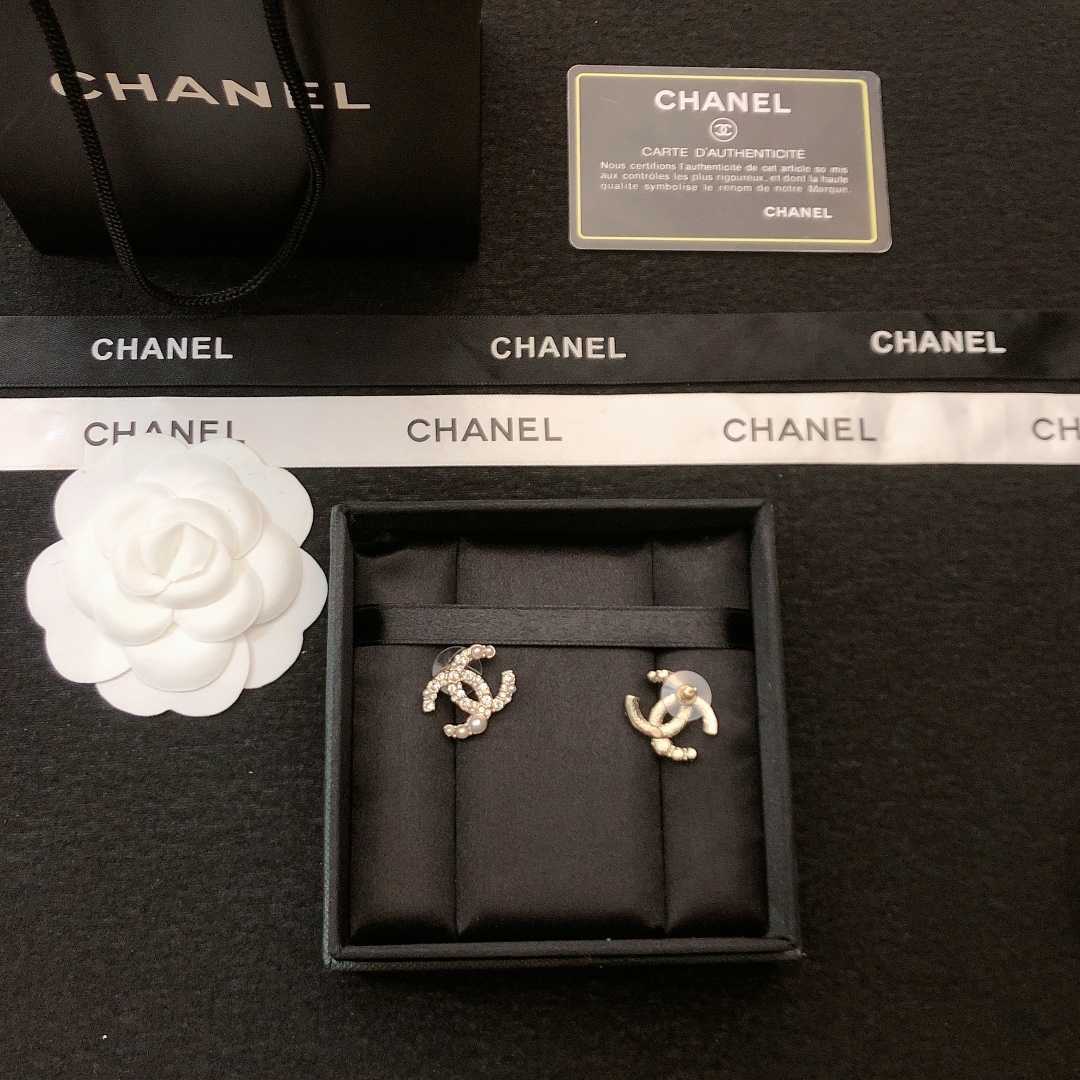chanel silver crystal cc stud earrings