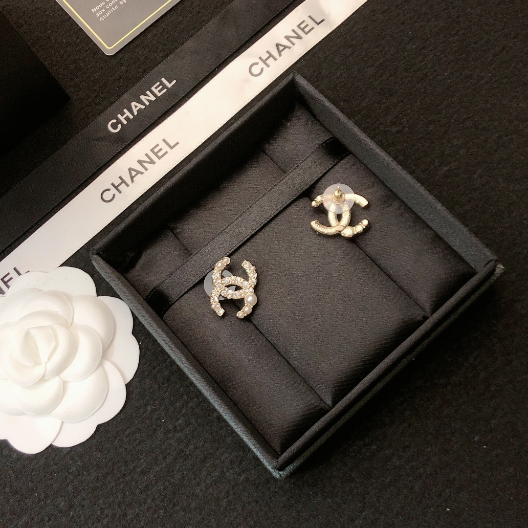 chanel silver crystal cc stud earrings
