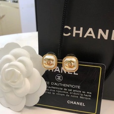 香奈儿 小香方形耳钉热销款火爆上新🆕🆕🆕😎CHANELI双c树脂方块耳钉🫢中古经典款🤒复古 vintag 香奈儿 小香方形耳钉热销款火爆上新🆕🆕🆕😎CHANELI双c树脂方块耳钉🫢中古经典款🤒复古 vintag