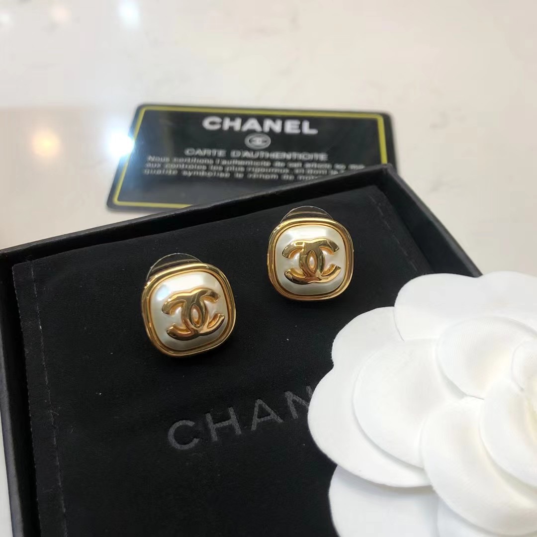 香奈儿 小香方形耳钉热销款火爆上新🆕🆕🆕😎CHANELI双c树脂方块耳钉🫢中古经典款🤒复古 vintag 香奈儿 小香方形耳钉热销款火爆上新🆕🆕🆕😎CHANELI双c树脂方块耳钉🫢中古经典款🤒复古 vintag