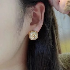 香奈儿 小香方形耳钉热销款火爆上新🆕🆕🆕😎CHANELI双c树脂方块耳钉🫢中古经典款🤒复古 vintag 香奈儿 小香方形耳钉热销款火爆上新🆕🆕🆕😎CHANELI双c树脂方块耳钉🫢中古经典款🤒复古 vintag