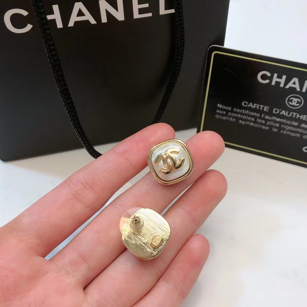 香奈儿 小香方形耳钉热销款火爆上新🆕🆕🆕😎CHANELI双c树脂方块耳钉🫢中古经典款🤒复古 vintag 香奈儿 小香方形耳钉热销款火爆上新🆕🆕🆕😎CHANELI双c树脂方块耳钉🫢中古经典款🤒复古 vintag