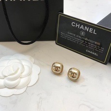 香奈儿 小香方形耳钉热销款火爆上新🆕🆕🆕😎CHANELI双c树脂方块耳钉🫢中古经典款🤒复古 vintag 香奈儿 小香方形耳钉热销款火爆上新🆕🆕🆕😎CHANELI双c树脂方块耳钉🫢中古经典款🤒复古 vintag