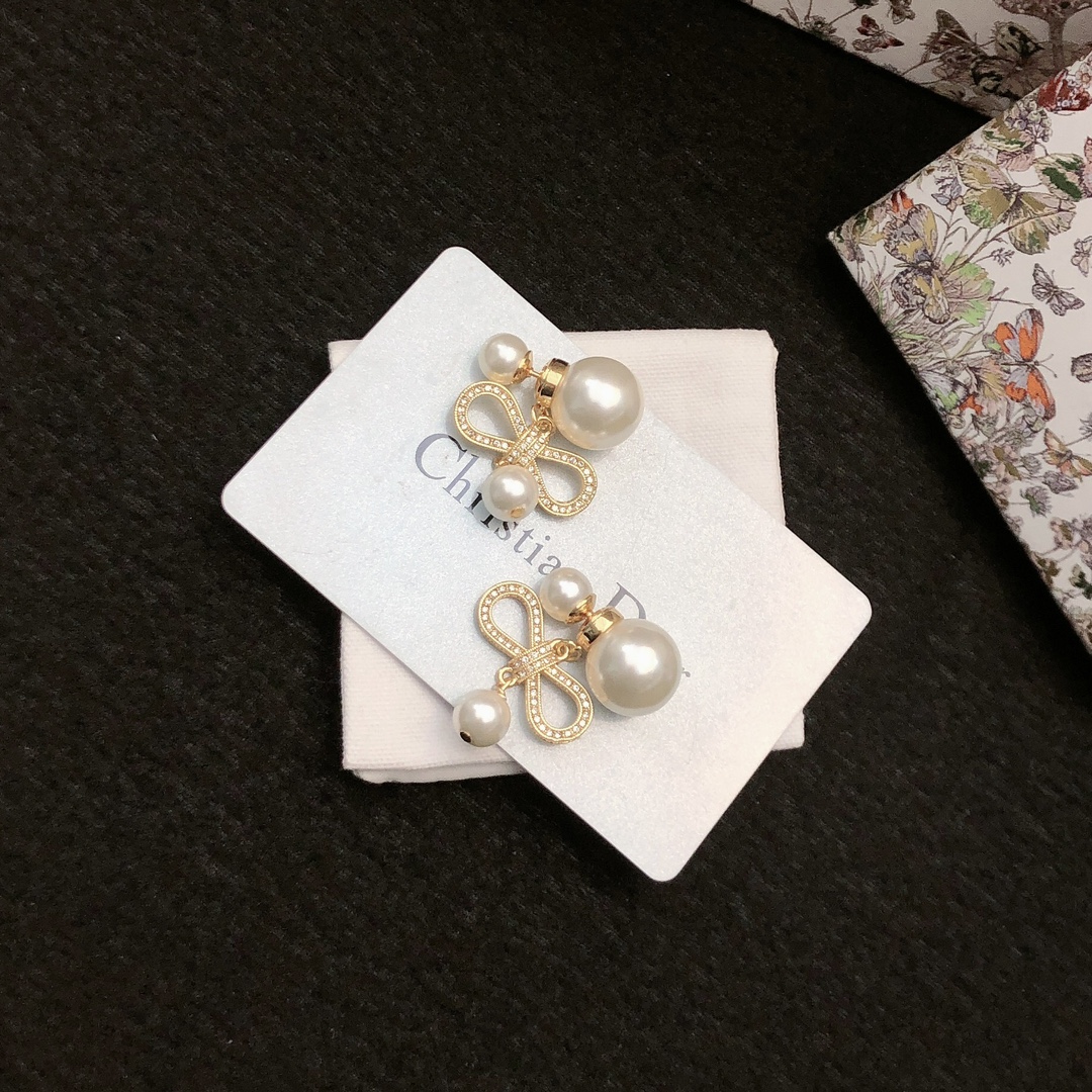 Di0r 新款Tribales 耳环向品牌承传和优雅的经典标识致敬。经典珠饰设计,搭配点缀以密镶小珍珠的 Di0r 新款Tribales 耳环向品牌承传和优雅的经典标识致敬。经典珠饰设计,搭配点缀以密镶小珍珠的