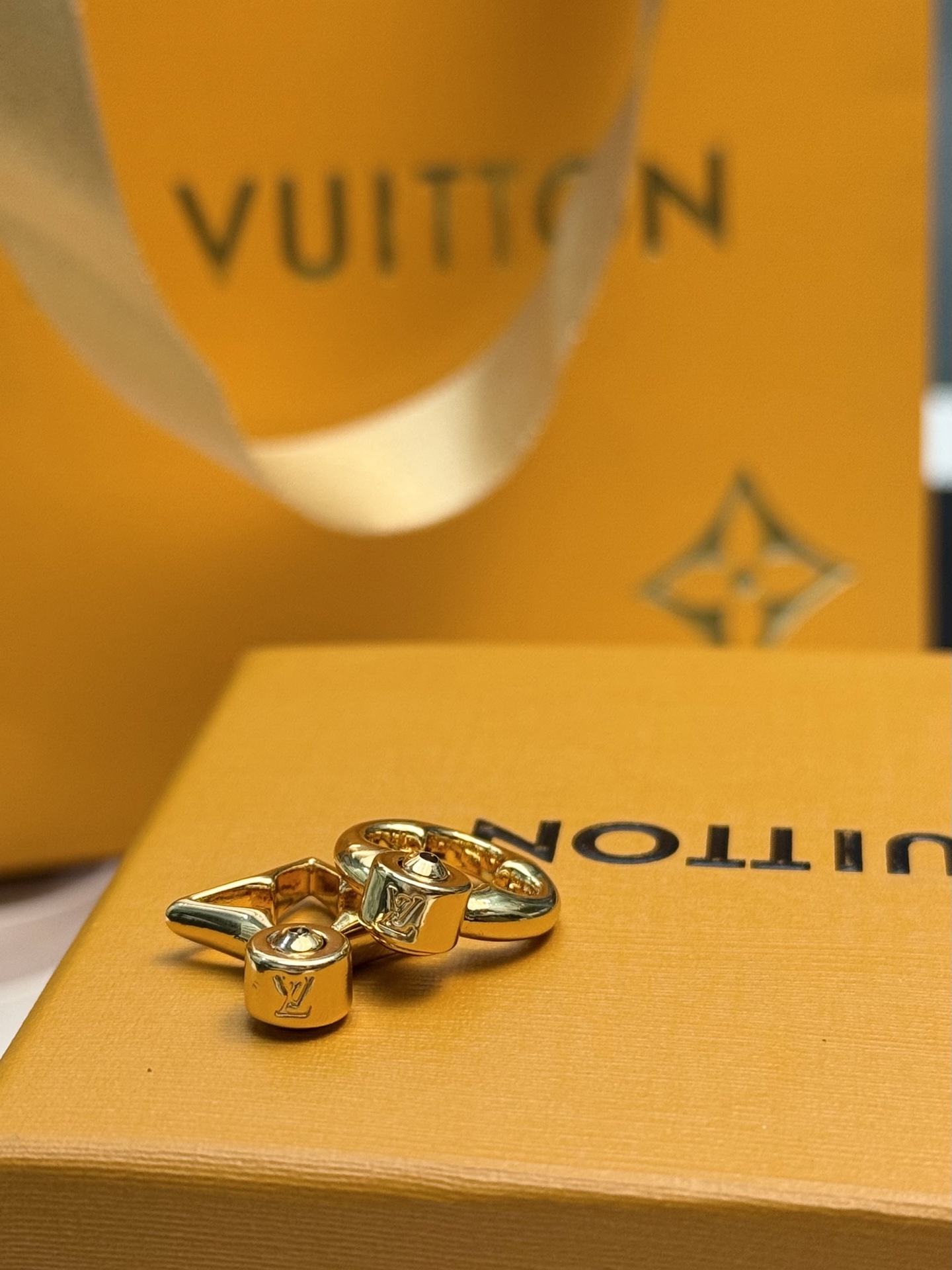 P55
LV DYNASTY 不对称耳环
✨LV DYNASTY系列不对称耳环,金属材质+精致镂空设计,花朵与星星造型超有辨识度!金色调百搭又高级,日常或正式场合都能轻松驾驭,提升整体造型感💫。包装是经典LV黄色礼盒,送礼自用都很合适🎁。不对称设计时髦又有趣,简约或复古穿搭都能hold住,细节控必入!