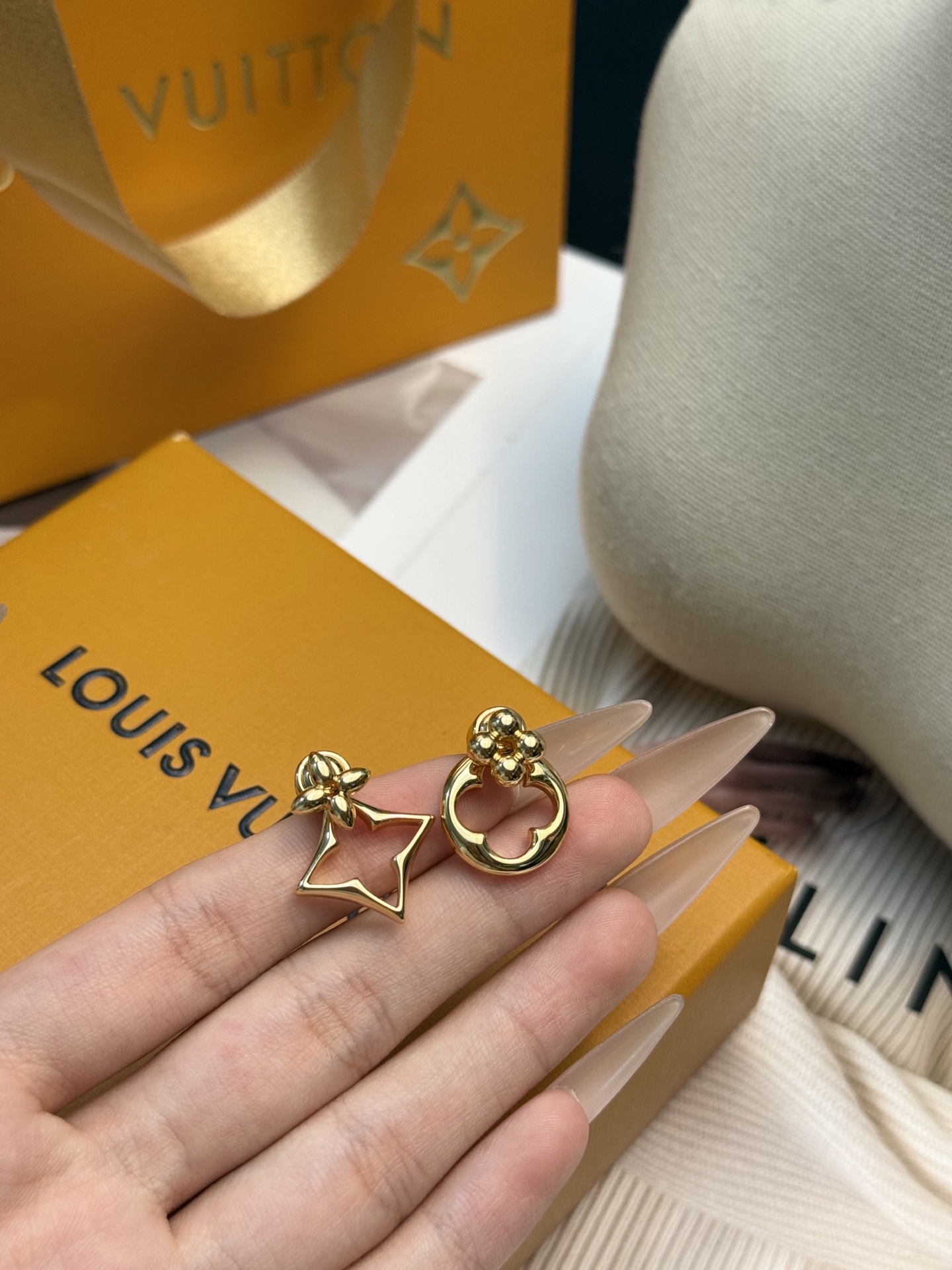 P55
LV DYNASTY 不对称耳环
✨LV DYNASTY系列不对称耳环,金属材质+精致镂空设计,花朵与星星造型超有辨识度!金色调百搭又高级,日常或正式场合都能轻松驾驭,提升整体造型感💫。包装是经典LV黄色礼盒,送礼自用都很合适🎁。不对称设计时髦又有趣,简约或复古穿搭都能hold住,细节控必入!
