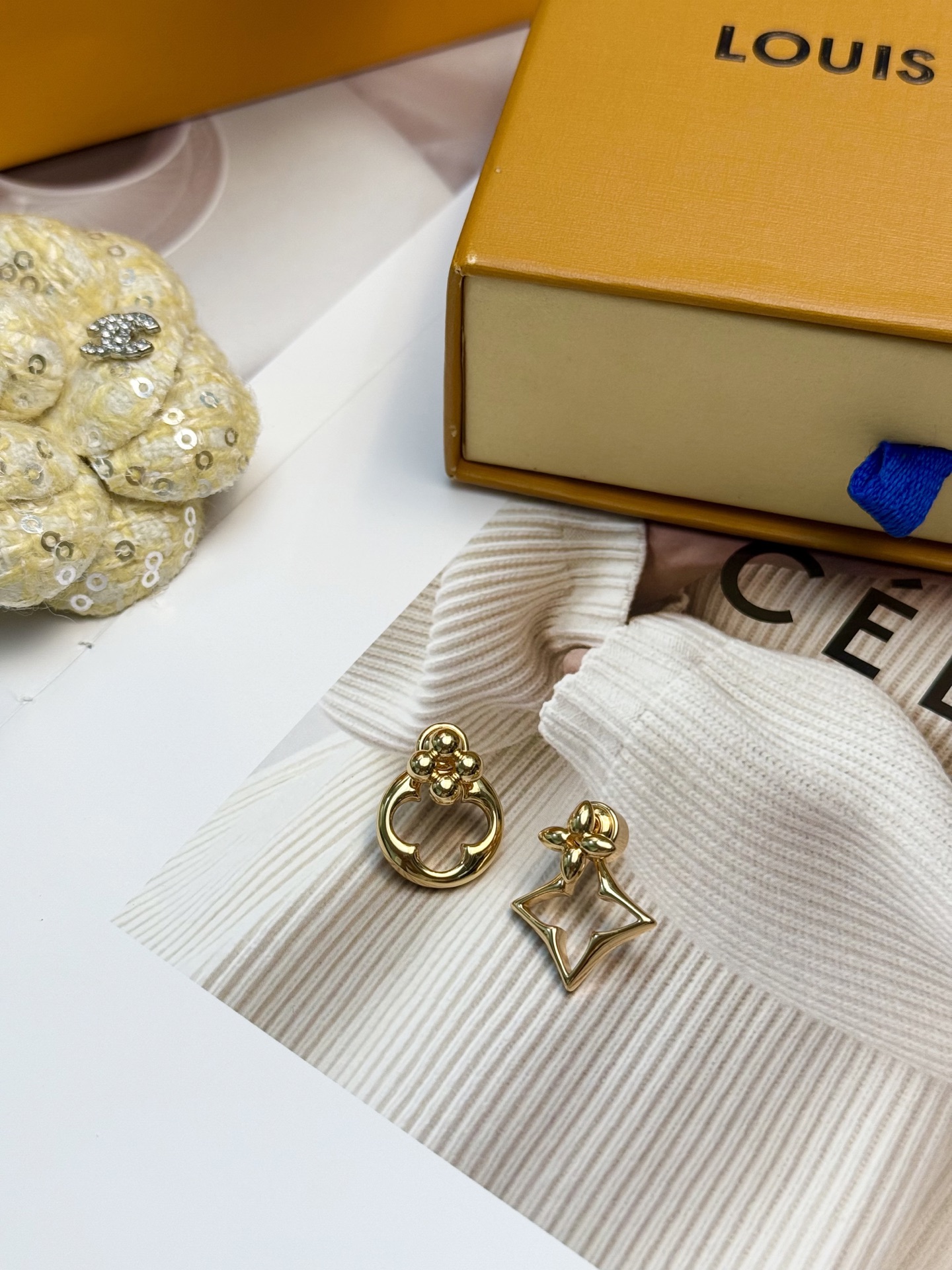 P55
LV DYNASTY 不对称耳环
✨LV DYNASTY系列不对称耳环,金属材质+精致镂空设计,花朵与星星造型超有辨识度!金色调百搭又高级,日常或正式场合都能轻松驾驭,提升整体造型感💫。包装是经典LV黄色礼盒,送礼自用都很合适🎁。不对称设计时髦又有趣,简约或复古穿搭都能hold住,细节控必入!